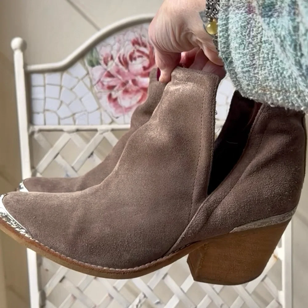 JEFFREY CAMPBELL CROMWELL SLIT TAUPE BOOTIES 7.5